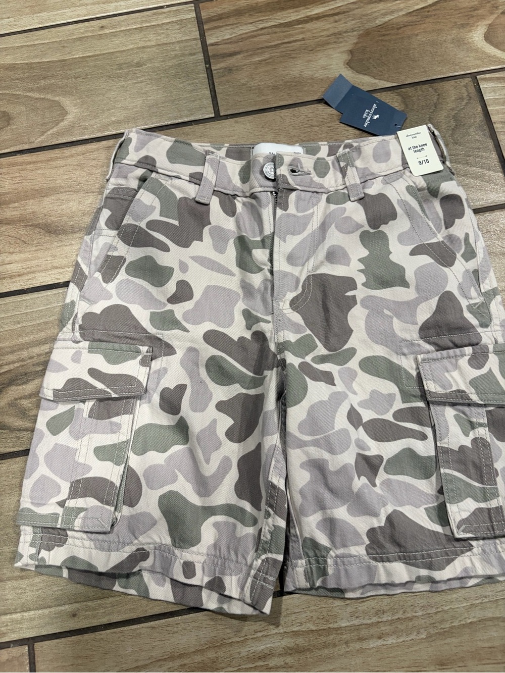 Boys Kids Abercrombie and Fitch gray Camo cargo jean shorts size 9/10 
 NWT